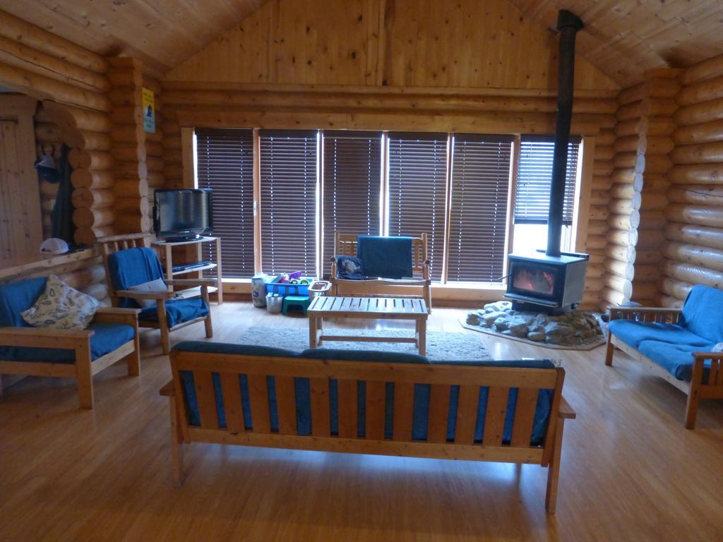Folding Mountain B & B Fort Nelson Ngoại thất bức ảnh