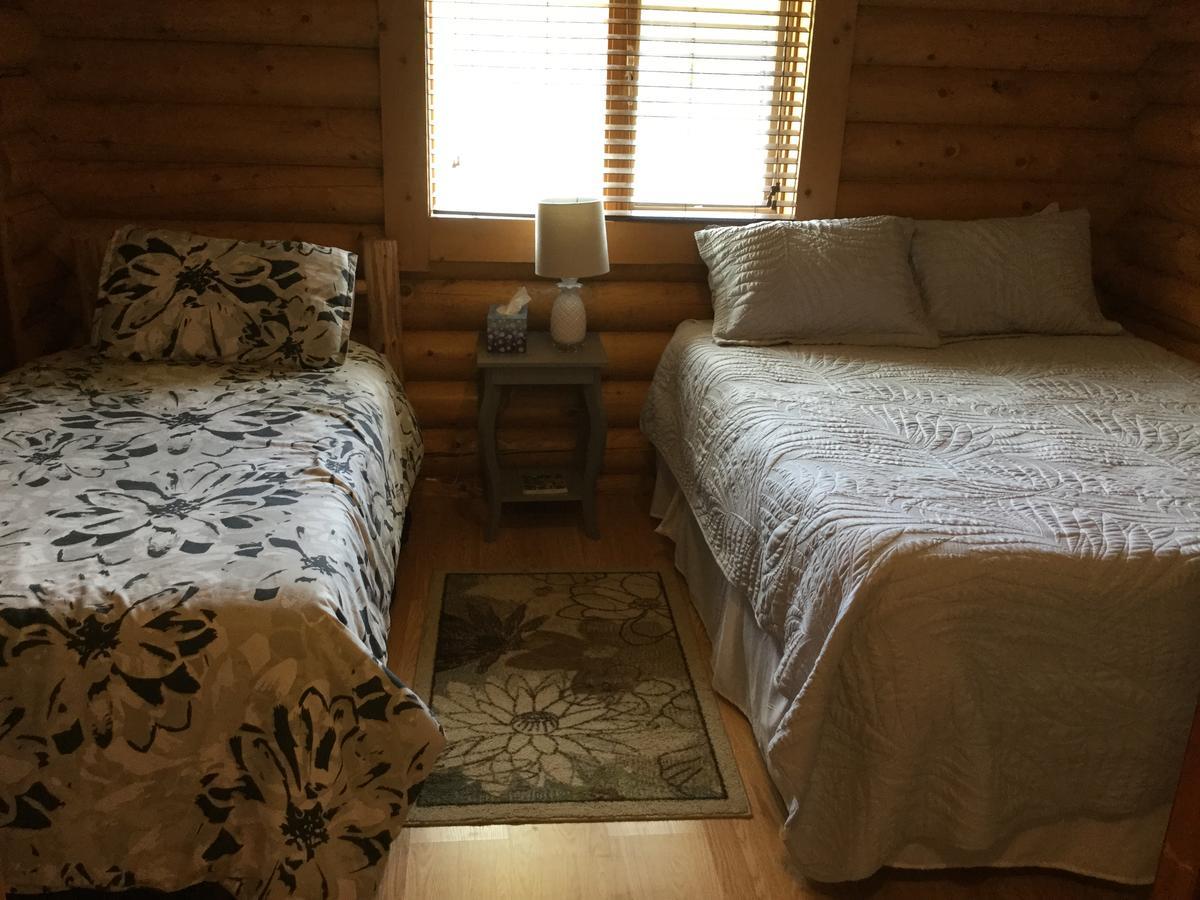 Folding Mountain B & B Fort Nelson Ngoại thất bức ảnh