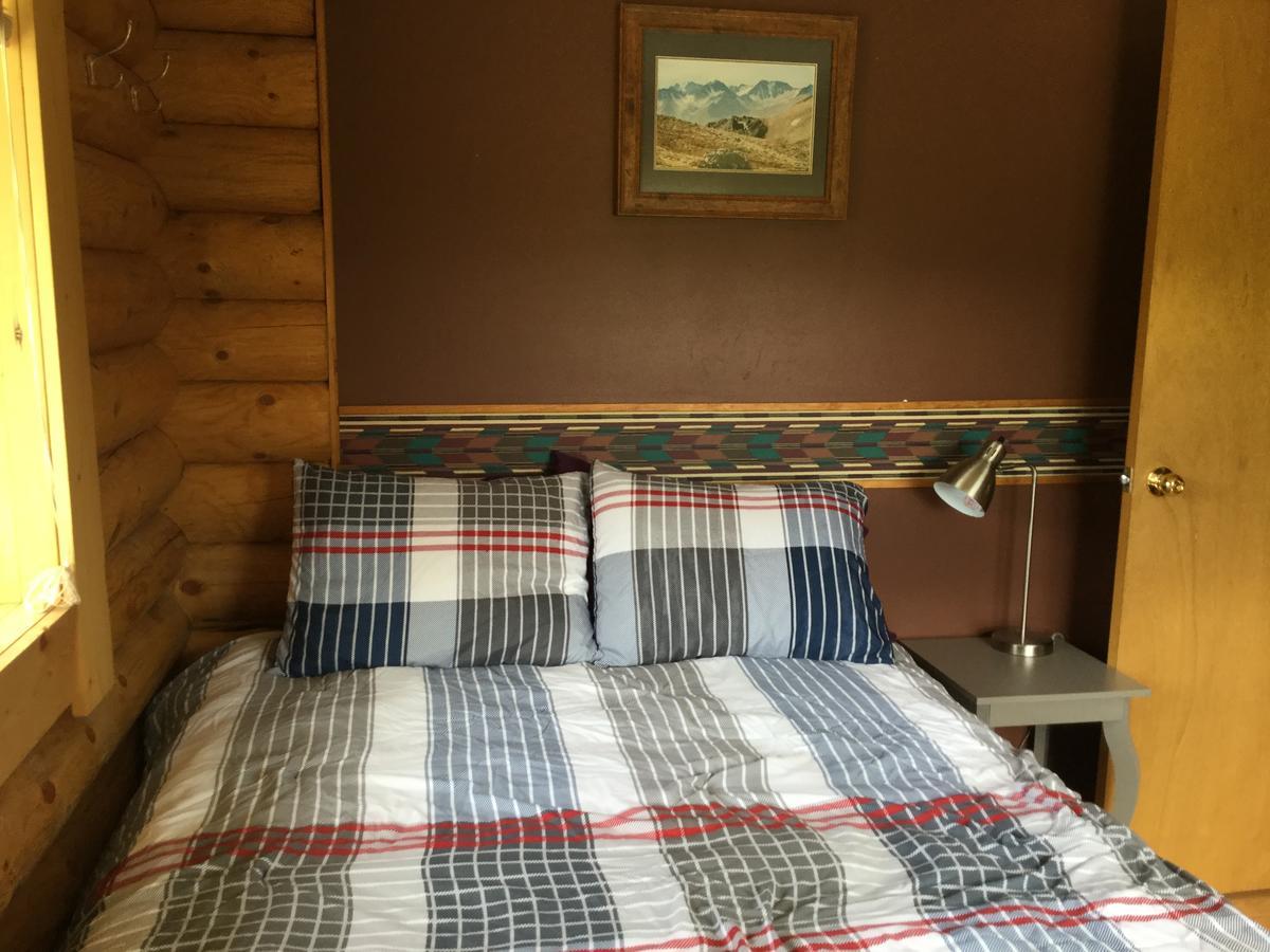 Folding Mountain B & B Fort Nelson Ngoại thất bức ảnh