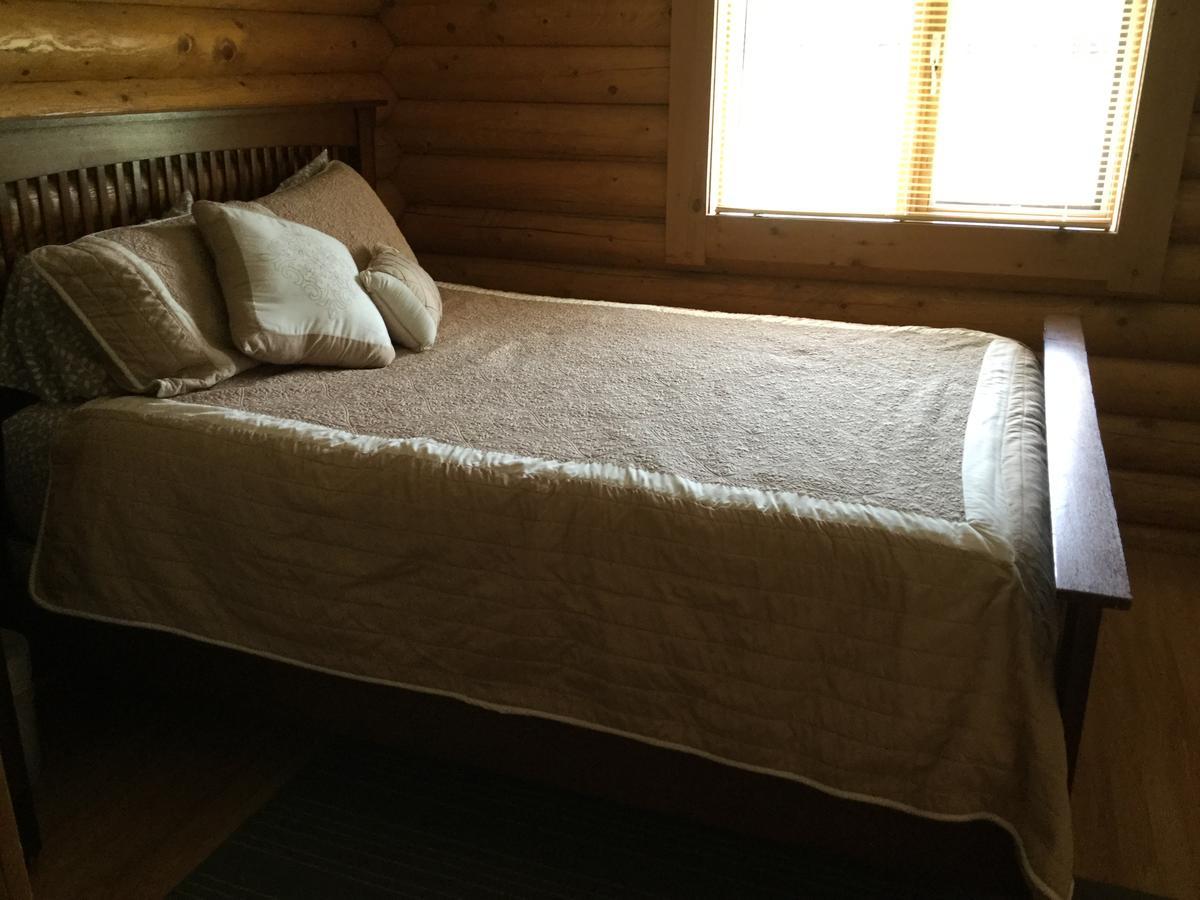 Folding Mountain B & B Fort Nelson Ngoại thất bức ảnh